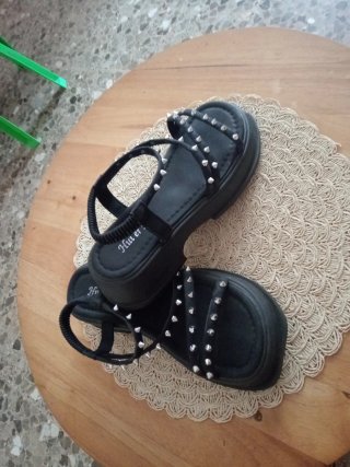 Sandalias negras con tachuelas talla 38