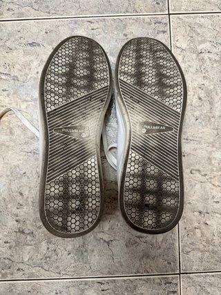 Zapatos blancos con detalle en gris/beige