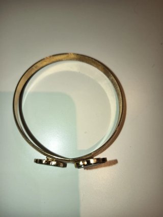 Pulsera dorada con detalles verde turquesa