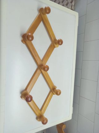 Colgador de madera extensible