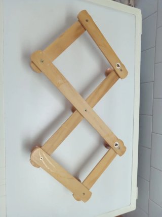 Colgador de madera extensible