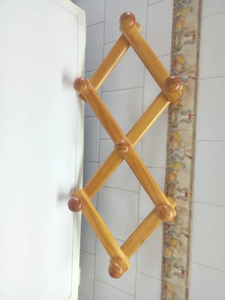 Colgador de madera extensible