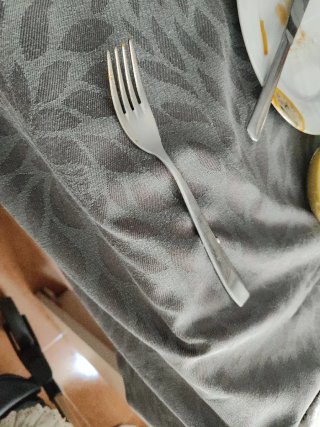 Tenedor de metal plateado