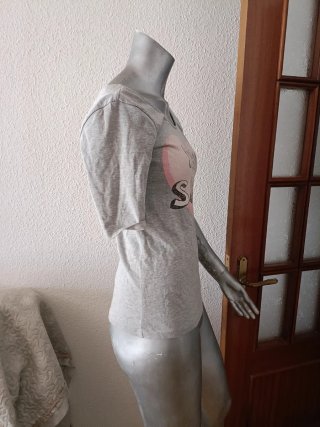 Camiseta "Stay Sassy" manga pirata gris