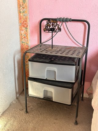 Cama de matrimonio con colchón y mesita de noche