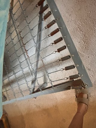 Cama de matrimonio con colchón y mesita de noche