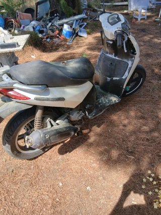 Moto Scooter blanca 125 para piezas, sin papeles,
