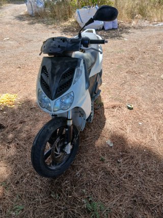 Moto Scooter blanca 125 para piezas, sin papeles,