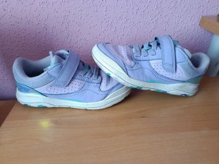 deportivas  Decathlon talla 34. Regalo zap casa
