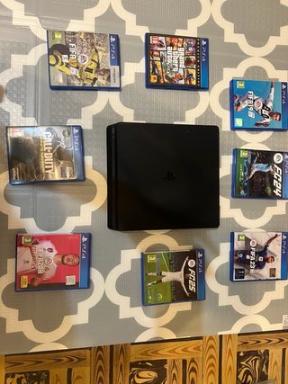 Consola PS4 Negra + 7 Juegos