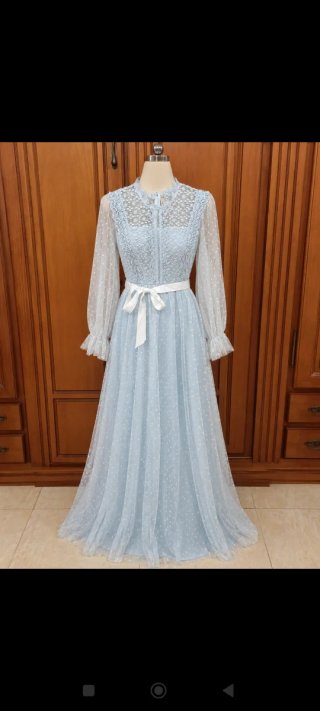 Vestido de tul azul con lazo