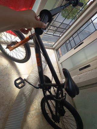 Bicicleta BMX Negra y Naranja