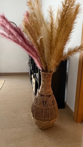 Jarrón de mimbre grande con flores secas