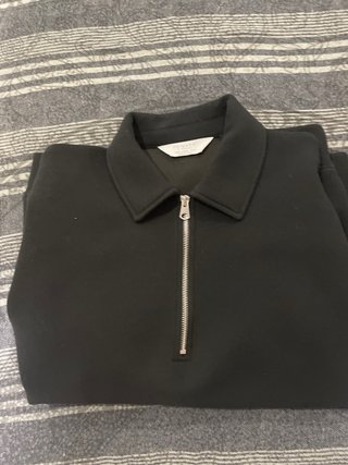 Sudadera negra con cuello y cremallera