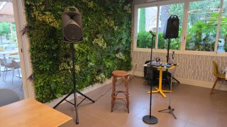 Equipo de Sonido Behringer PA2000BT + soportes