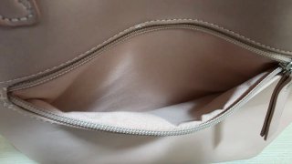 Borsa rosa con decorazioni floreali