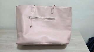 Borsa rosa con decorazioni floreali