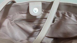 Borsa rosa con decorazioni floreali