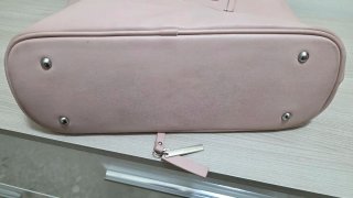 Borsa rosa con decorazioni floreali