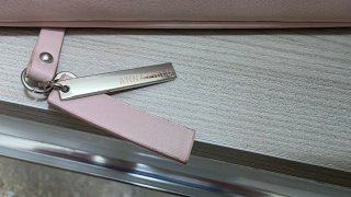 Borsa rosa con decorazioni floreali
