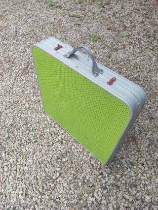 Mesa plegable verde y plateada