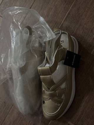 Sandalias doradas tacón