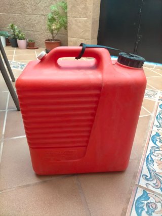 Garrafa de combustible roja