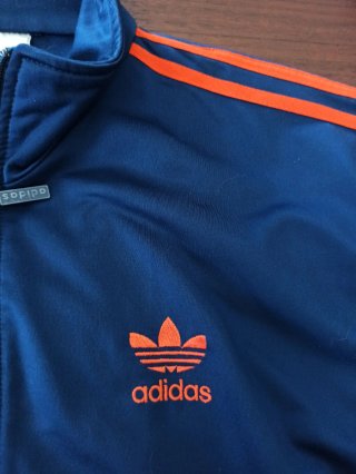Chaqueta Adidas azul y naranja
