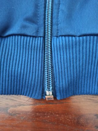 Chaqueta Adidas azul y naranja