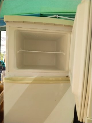 Refrigerador blanco con congelador