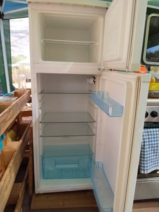 Refrigerador blanco con congelador