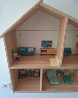 Casa di bambole in legno Flisat di IKEA con mobili
