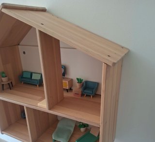 Casa di bambole in legno Flisat di IKEA con mobili
