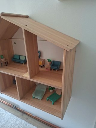 Casa di bambole in legno Flisat di IKEA con mobili