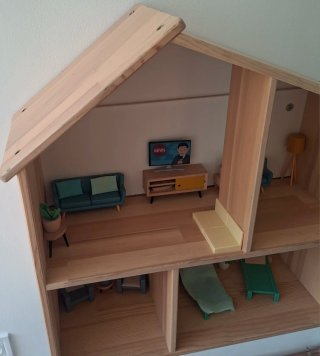 Casa di bambole in legno Flisat di IKEA con mobili