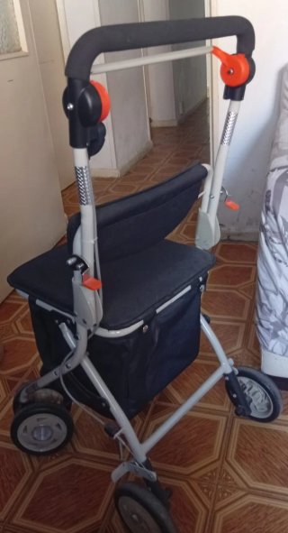 Andador con asiento y bolsa
