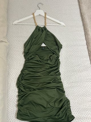 Vestido verde militar ajustado con cadena