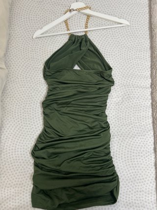 Vestido verde militar ajustado con cadena