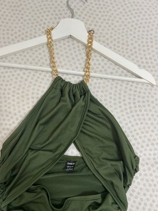 Vestido verde militar ajustado con cadena