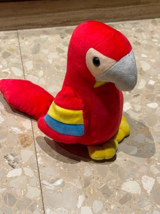 Loro de peluche que repite lo que dices