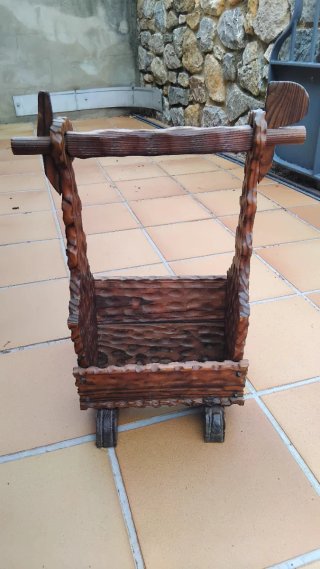 Revistero de madera antiguo tallado
