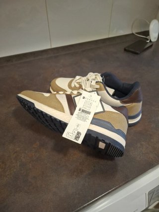 Zapatillas deportivas beige y marrón