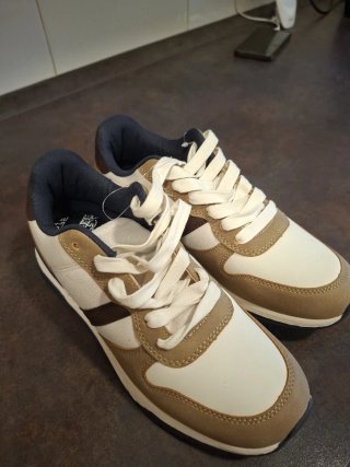 Zapatillas deportivas beige y marrón