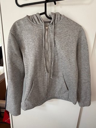 Sudadera gris con rayas azules