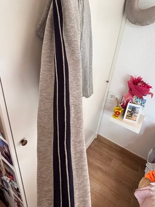 Sudadera gris con rayas azules