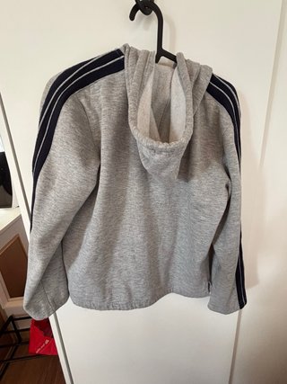 Sudadera gris con rayas azules