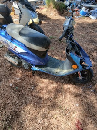 Moto Scooter Azul y Negra