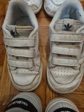 Zapatillas Adidas niño Talla 24/25 5 euros los 3