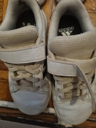 Zapatillas Adidas niño Talla 24/25 5 euros los 3