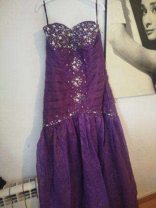 Vestido de fiesta morado con pedrería